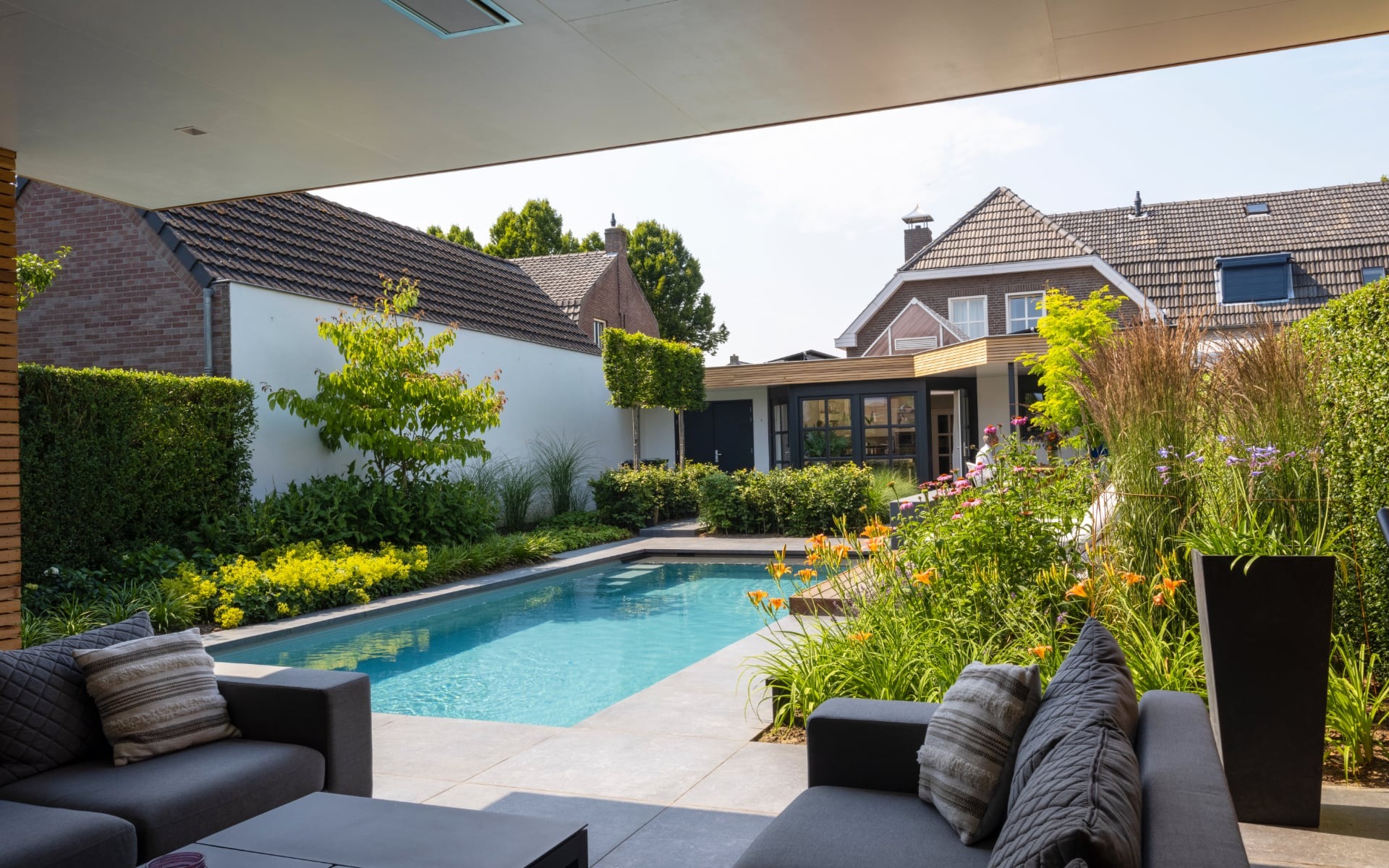 Yeoksam Pool Salon in Pictures: A Visual Guide